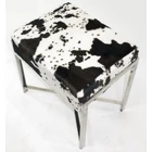 Kép 2/2 - MODERN DESIGN LEÜLŐKE TEHÉNSZŐR MINTÁS MŰSZŐR SZÖVETTEL FÉM LÁBBAL 55 CM