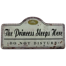 FALIKÉP FÉMBŐL THE PRINCESS SLEEPS HERE FELIRATTAL