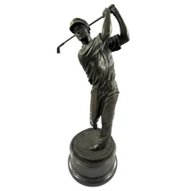 NAGY MÉRETŰ GOLFOZÓ FÉRFI SZOBOR BRONZBÓL