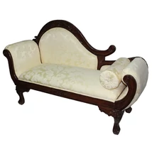 KLASSZIKUS VONALÚ SOFA FEJPÁRNÁVAL