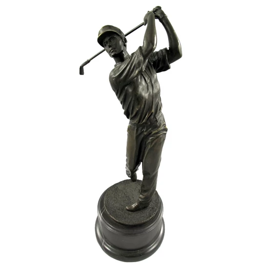 NAGY MÉRETŰ GOLFOZÓ FÉRFI SZOBOR BRONZBÓL